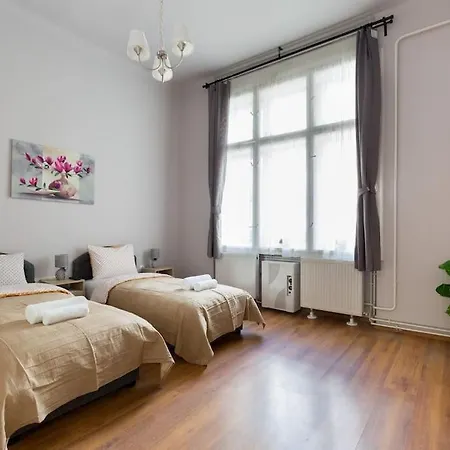Appartamento 3bdr 2br Apt With Parking On Kiraly Utca Budapest
