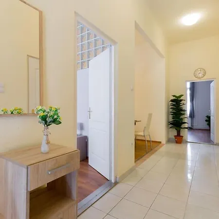 Appartamento 3bdr 2br Apt With Parking On Kiraly Utca