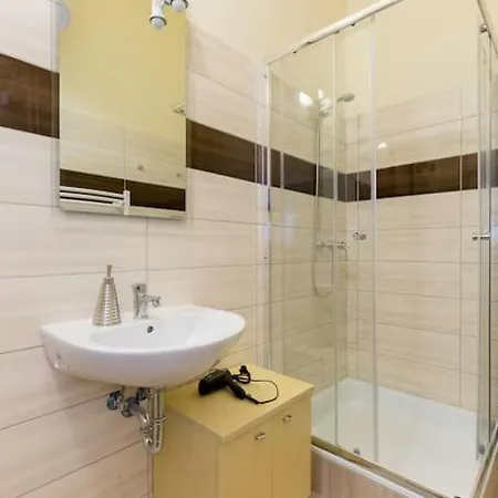 3bdr 2br Apt With Parking On Kiraly Utca Appartamento