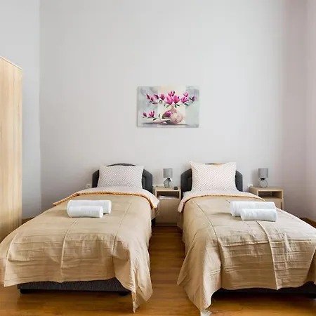 Appartamento 3bdr 2br Apt With Parking On Kiraly Utca *