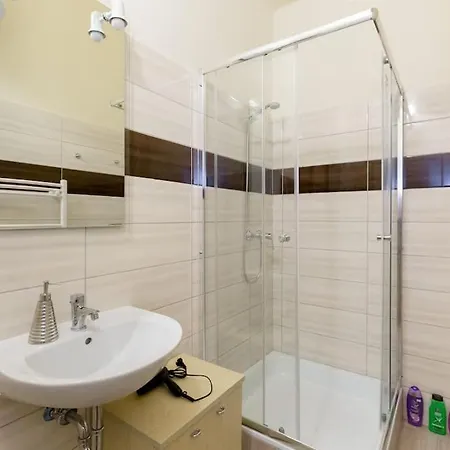 Appartamento 3bdr 2br Apt With Parking On Kiraly Utca Budapest