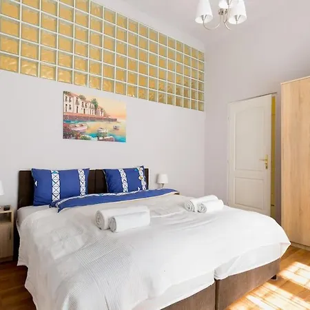 Appartamento 3bdr 2br Apt With Parking On Kiraly Utca